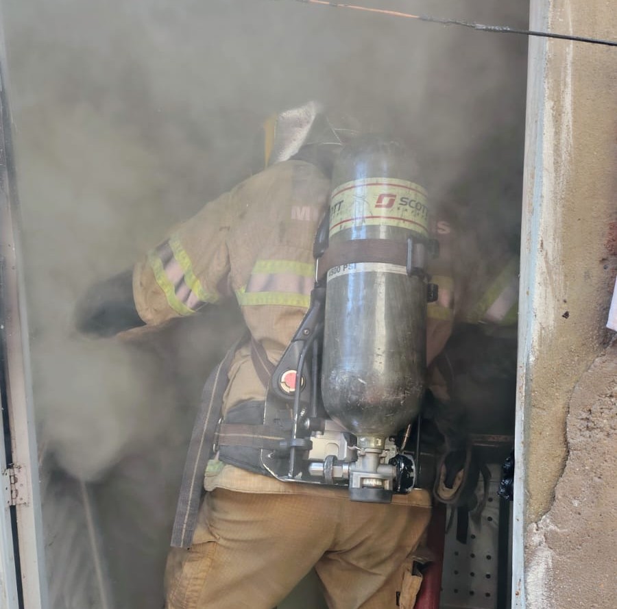 Corpo de Bombeiros combate incêndio em residência no bairro Progresso