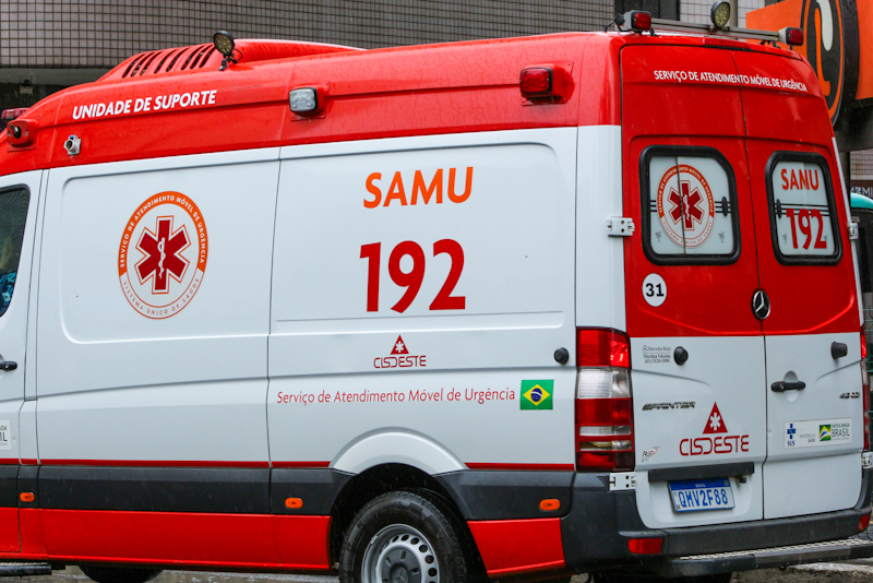 Acidente entre moto e caminhão deixa duas pessoas feridas em Juiz de Fora