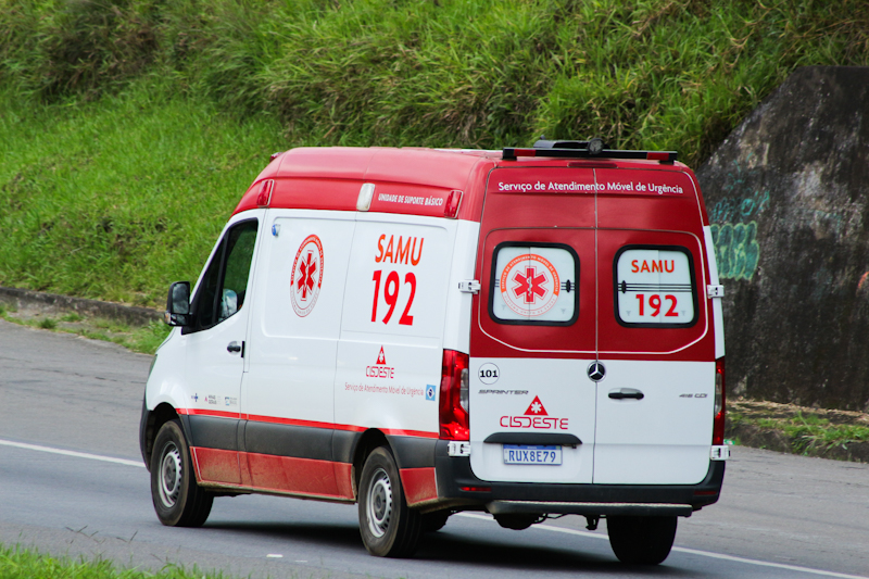 Ciclista fica ferido após colisão com carro no bairro Retiro