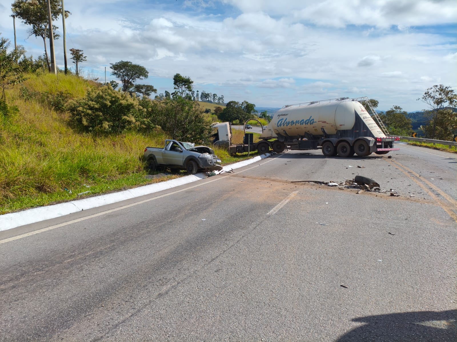 Colisão frontal entre caminhão e picape deixa um morto na BR-265, em Minas Gerais