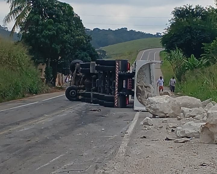 Caminhão carregado com pedra tomba na MGC-393 e motorista fica ferido