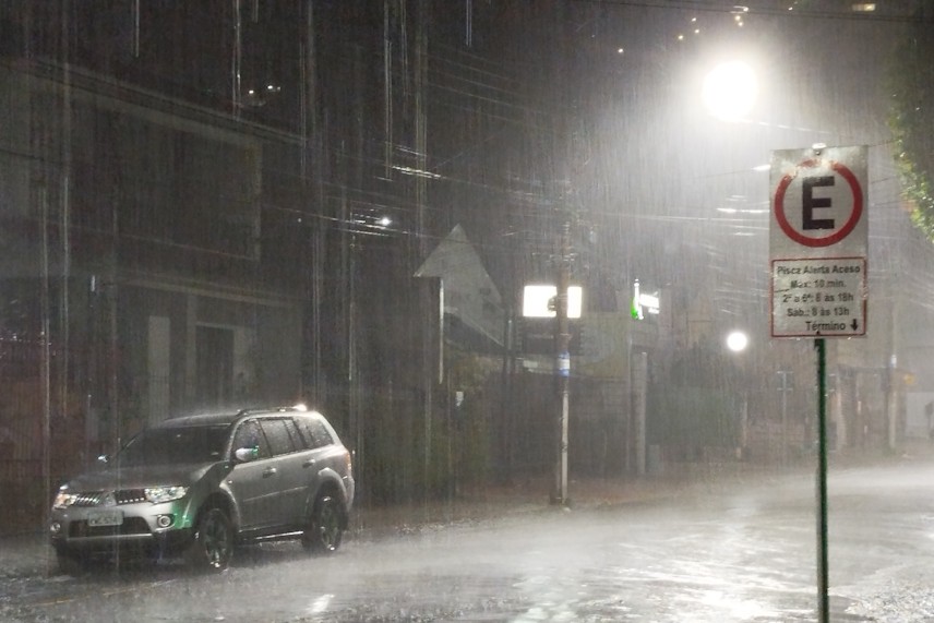 Juiz de Fora recebe alerta para chuva forte, vento e granizo