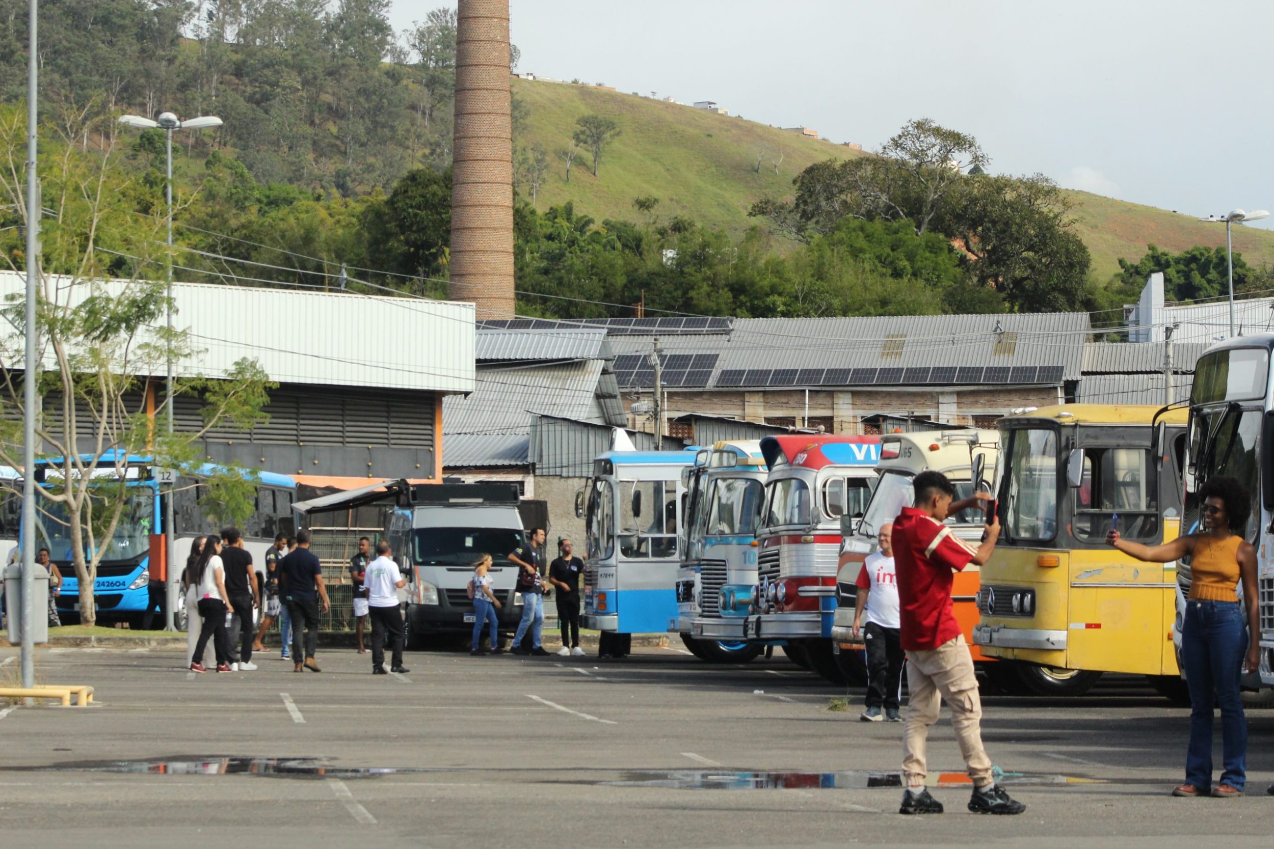 ExpoBus JF 2026 atrai público de várias regiões e exibe mais de 65 ônibus em Juiz de Fora