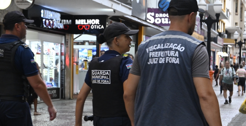 Fiscalização retira 7.795 itens do comércio irregular durante ações em Juiz de Fora