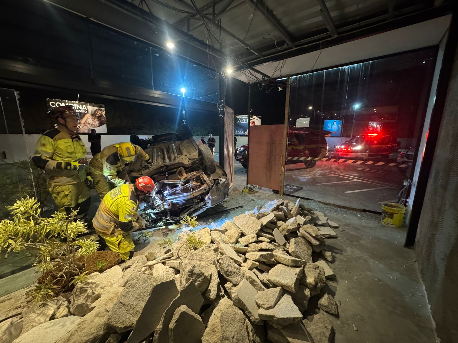 Motorista fica ferido após carro despencar de cerca de 80 metros em Juiz de Fora