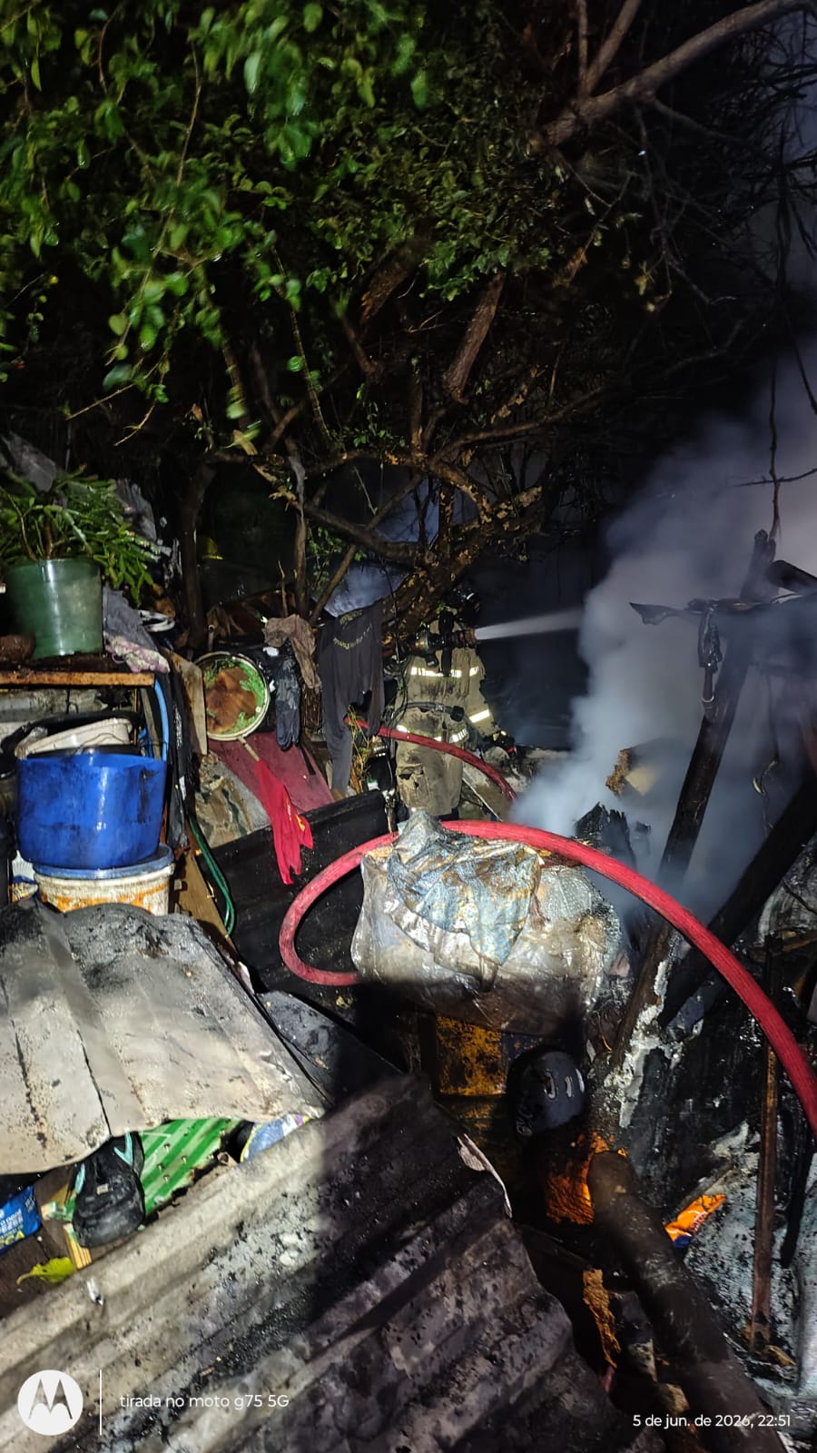 Grande quantidade de recicláveis pega fogo em residência no Jardim Cachoeira