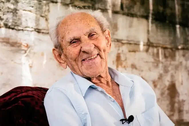 Influenciador Vovô Anésio morre aos 88 anos após parada cardiorrespiratória