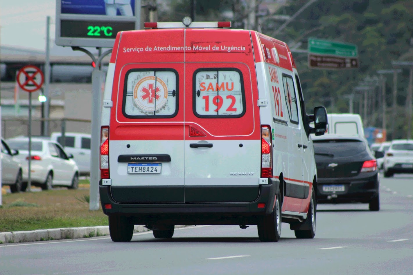 Motociclista fica ferido após se enroscar em fiação caída em Juiz de Fora