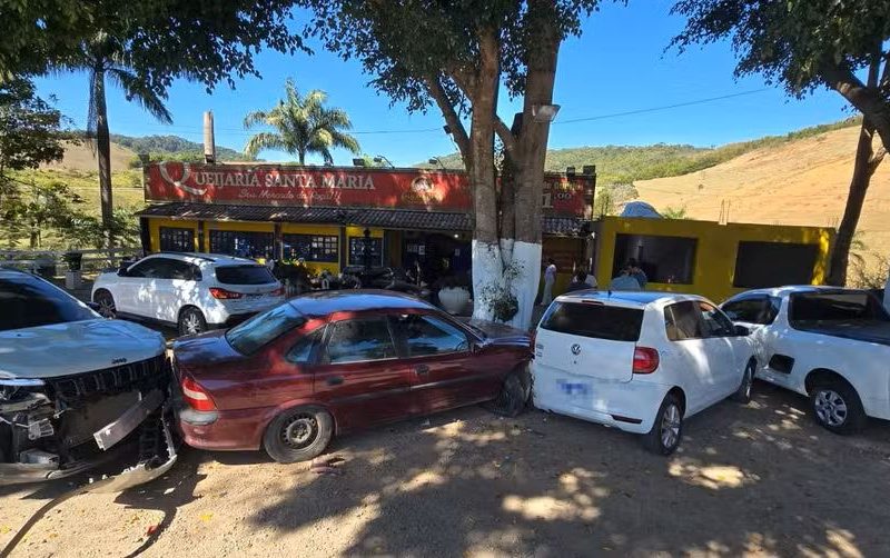 Cinco carros se envolvem em acidente na MG-133 e motorista fica ferido em Rio Pomba