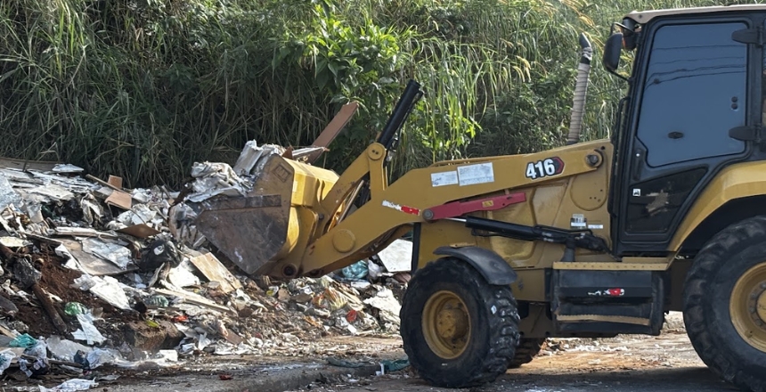 Demlurb recolhe mais de quatro caminhões de lixo em ação contra descarte irregular no Teixeiras