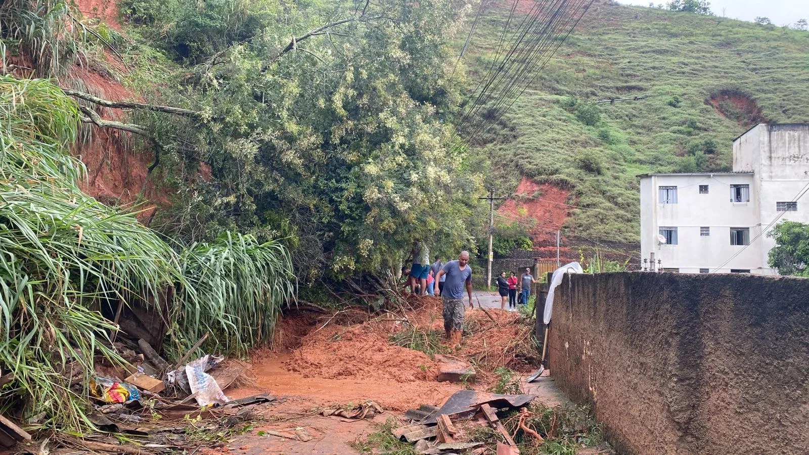 Famílias deixam hotéis e iniciam nova etapa após tragédia das chuvas em Juiz de Fora