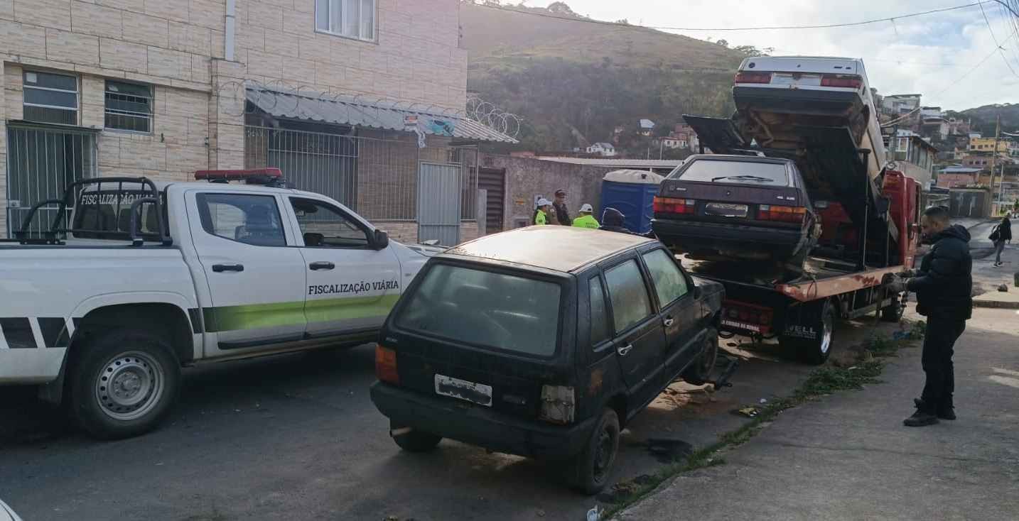 Fiscalização retira veículos abandonados das ruas de Juiz de Fora e ultrapassa 500 remoções no ano