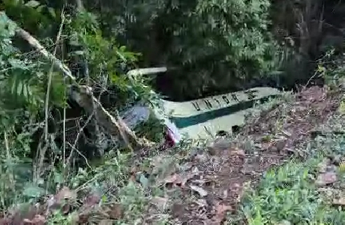 Ônibus da Unida sai da pista na Serra de Petrópolis e empresa divulga nota oficial