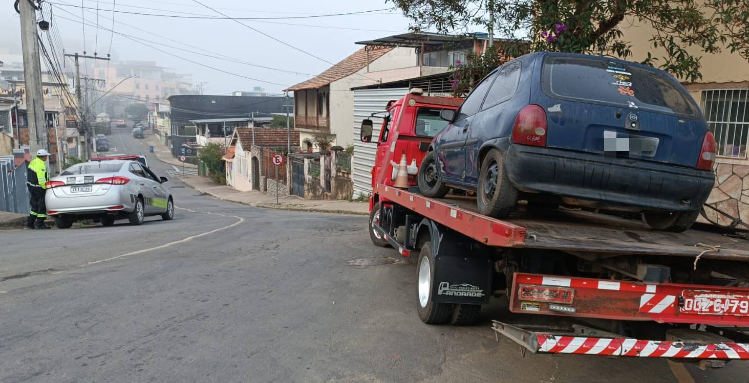 Operação retira 13 veículos abandonados das ruas no bairro Nossa Senhora Aparecida