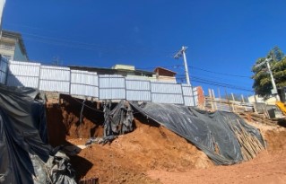 Rua é interditada após surgimento de trincas em Juiz de Fora; linhas de ônibus têm alterações