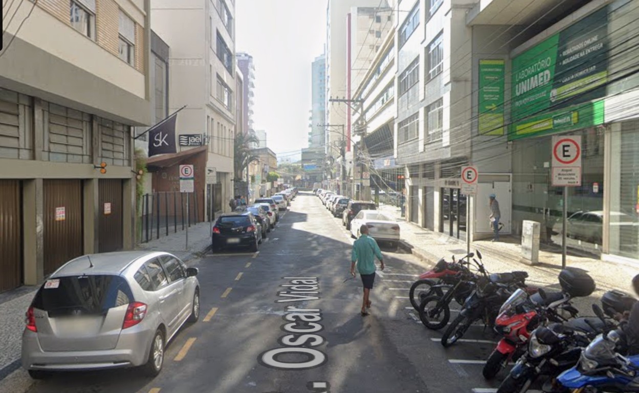 Rua Oscar Vidal tem trânsito interrompido para obras de pavimentação em Juiz de Fora