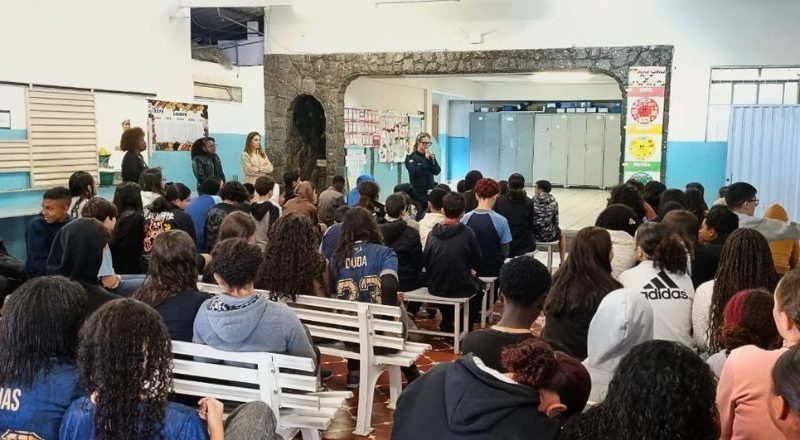 Ação em escola de Juiz de Fora orienta mais de 100 alunos sobre bullying