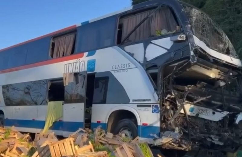 Acidente entre ônibus e caminhão deixa dois mortos na BR-116 em Muriaé