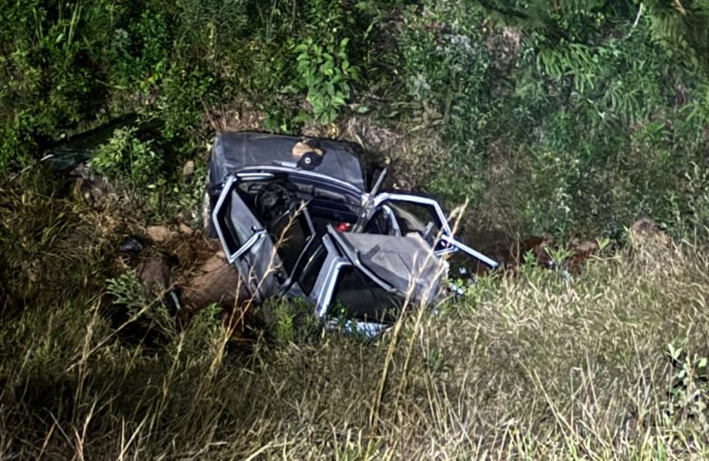 Homem fica preso em veículo após capotamento na BR-267, em Bom Jardim de Minas