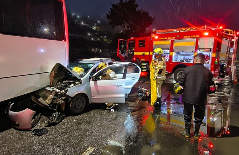Carro bate em ônibus e deixa duas pessoas presas em Juiz de Fora