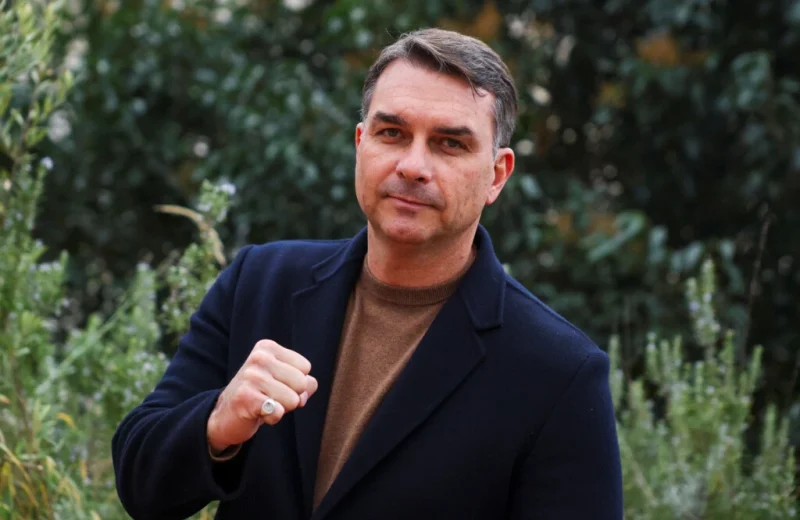 Suspeito de ameaçar Flávio Bolsonaro é alvo de busca e apreensão em Juiz de Fora