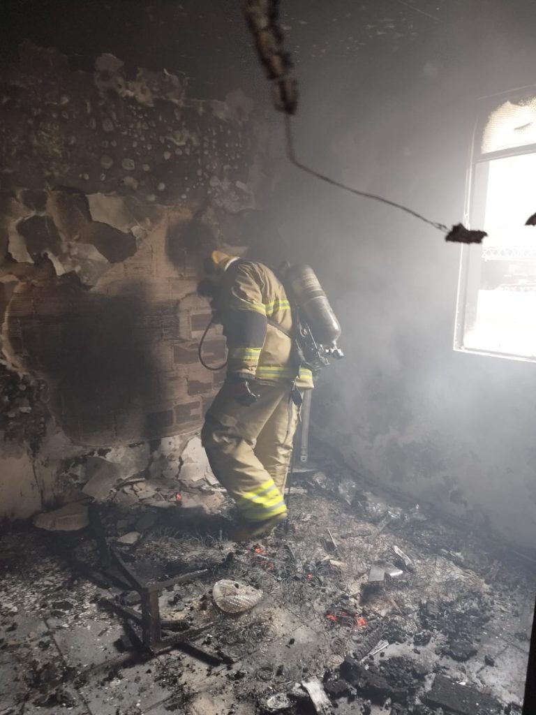 Incêndio atinge quarto de apartamento e deixa casal ferido no Bairro Cidade do Sol, em Juiz de Fora (2)