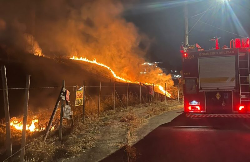 Incêndio em vegetação atinge área equivalente a 10 campos de futebol em Juiz de Fora