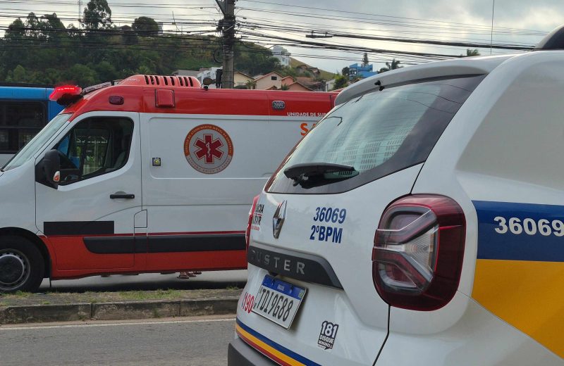 Jovem fica ferido após acidente entre moto e caminhão em Juiz de Fora