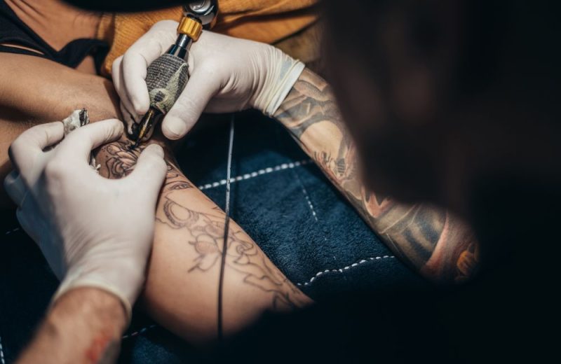 Homem é condenado após tatuar duas adolescentes sem autorização dos responsáveis