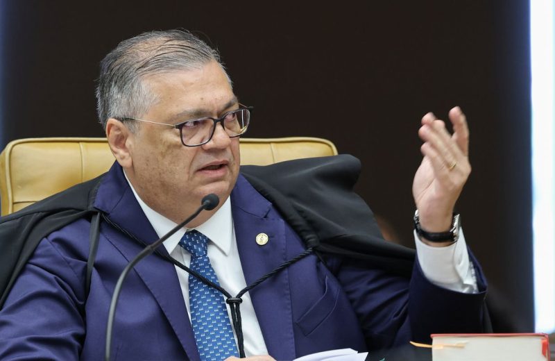 Dino manda PF investigar relação de Vorcaro com cemitérios em SP