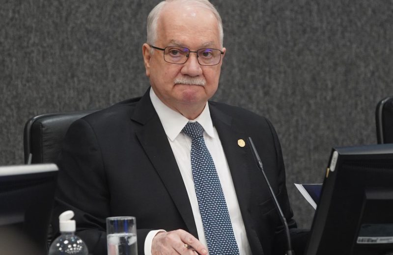 Fachin dá 24 horas para PF enviar informações sobre celular de Vorcaro