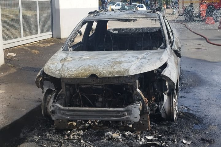 Camionete pega fogo no Bom Clima e mobiliza bombeiros em Juiz de Fora 2