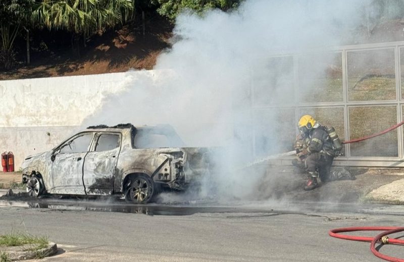 Camionete pega fogo no Bom Clima e mobiliza bombeiros em Juiz de Fora