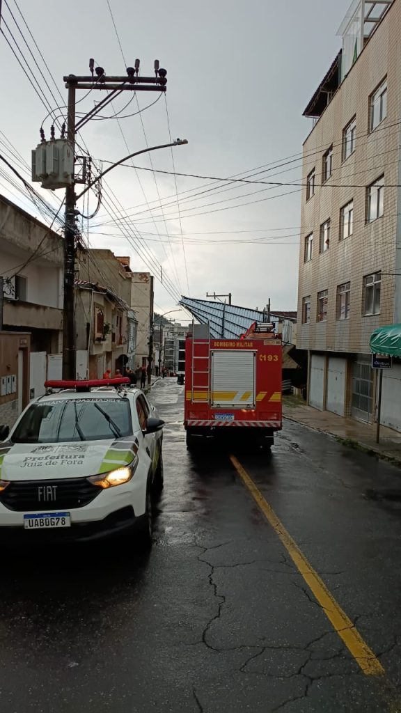Chuva forte derruba árvores, postes e telhado em Juiz de Fora 3