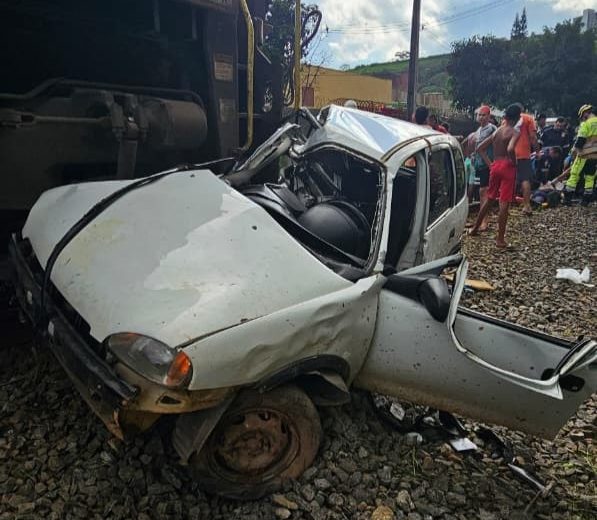 Colisão entre carro e trem deixa um morto e outro ferido grave em Juiz de Fora