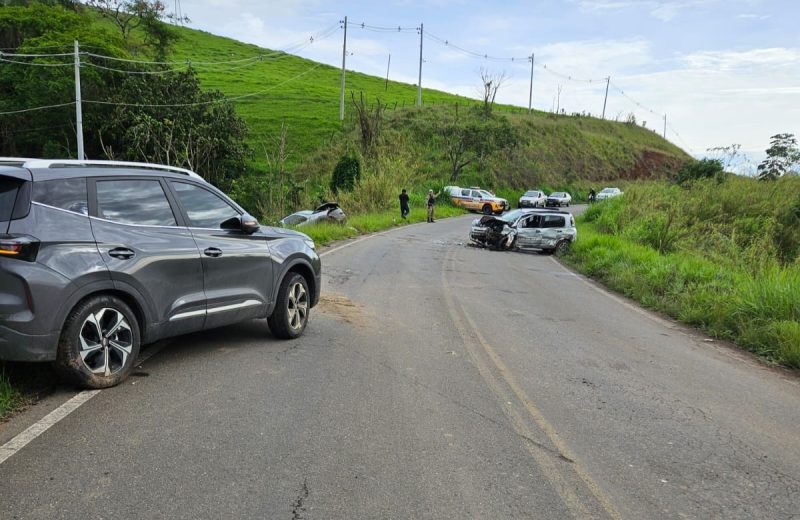 Colisões entre três veículos deixam quatro feridos em rodovia de Juiz de Fora