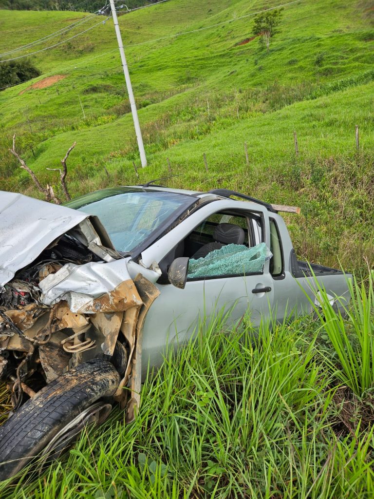 Colisões entre três veículos deixam quatro feridos em rodovia de Juiz de Fora 4