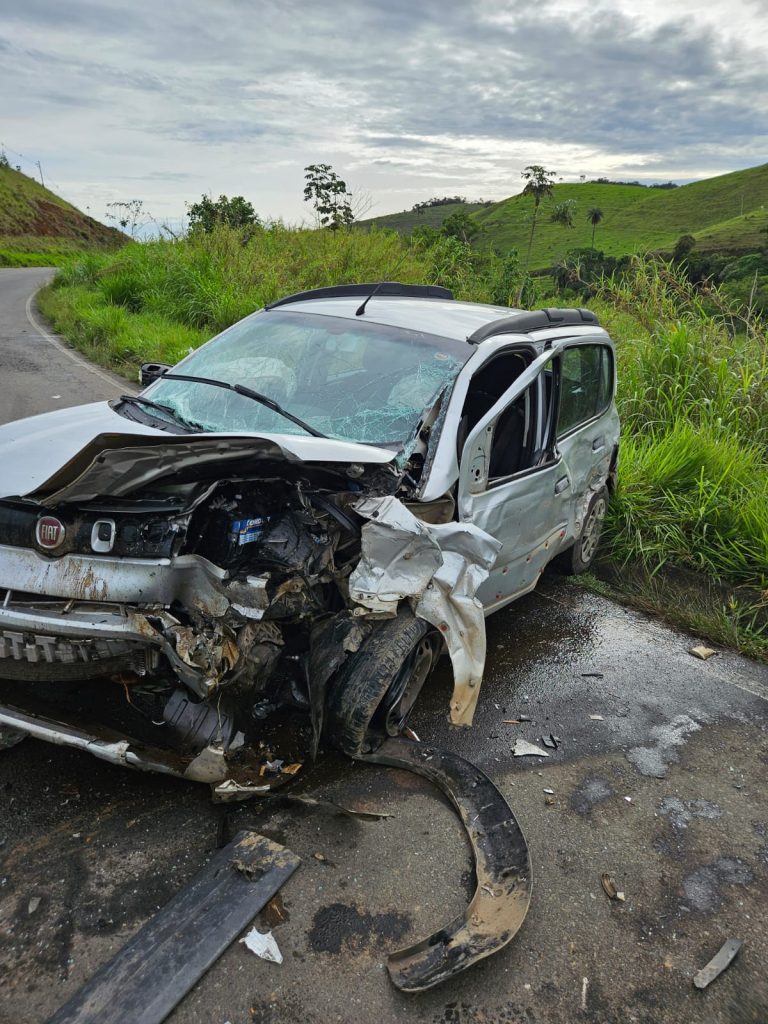 Colisões entre três veículos deixam quatro feridos em rodovia de Juiz de Fora