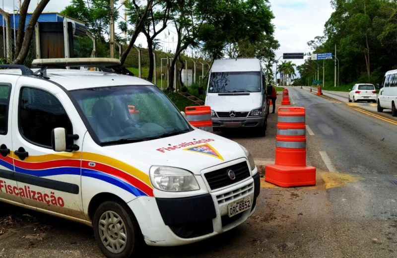 Transporte irregular em Juiz de Fora termina com carro removido durante fiscalização