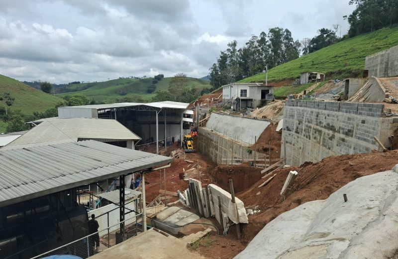 Deslizamento em obra deixa dois trabalhadores mortos em Maripá de Minas