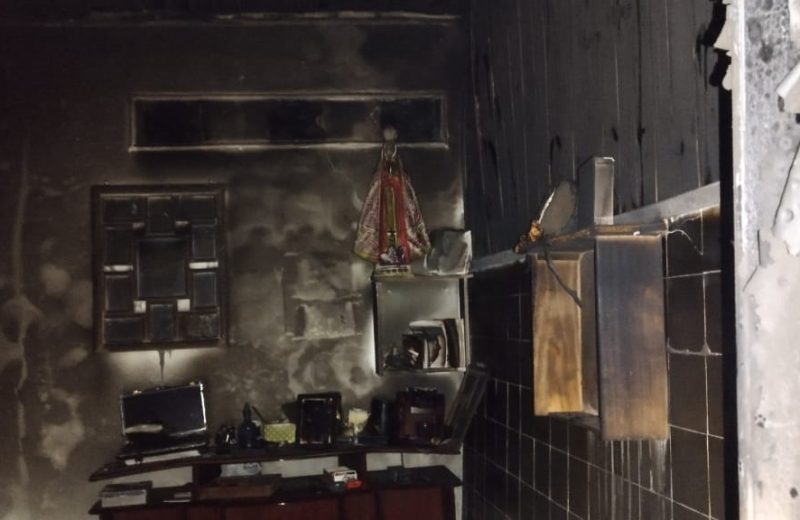Incêndio em casa deixa mulher com queimaduras graves no Santa Luzia