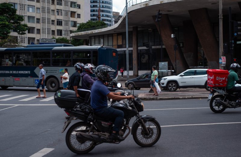 Atenção ao velocímetro: respeitar o limite de velocidade ajuda a proteger vidas