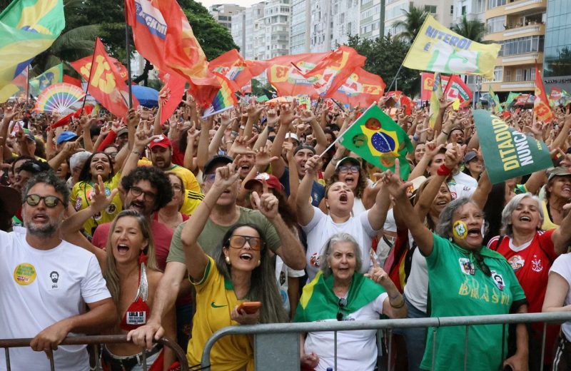Ato em apoio à democracia e a Lula reúne milhares em Copacabana