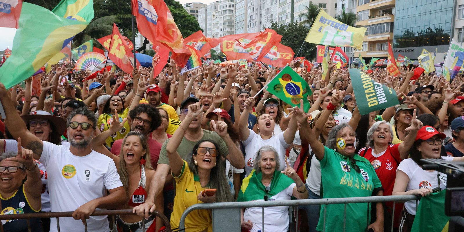 Ato em apoio à democracia e a Lula reúne milhares em Copacabana — Imagem: Agencia Brasil