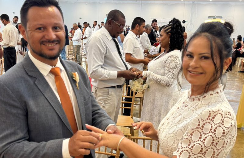 De papel passado: 24 casais formalizam união em Unaí