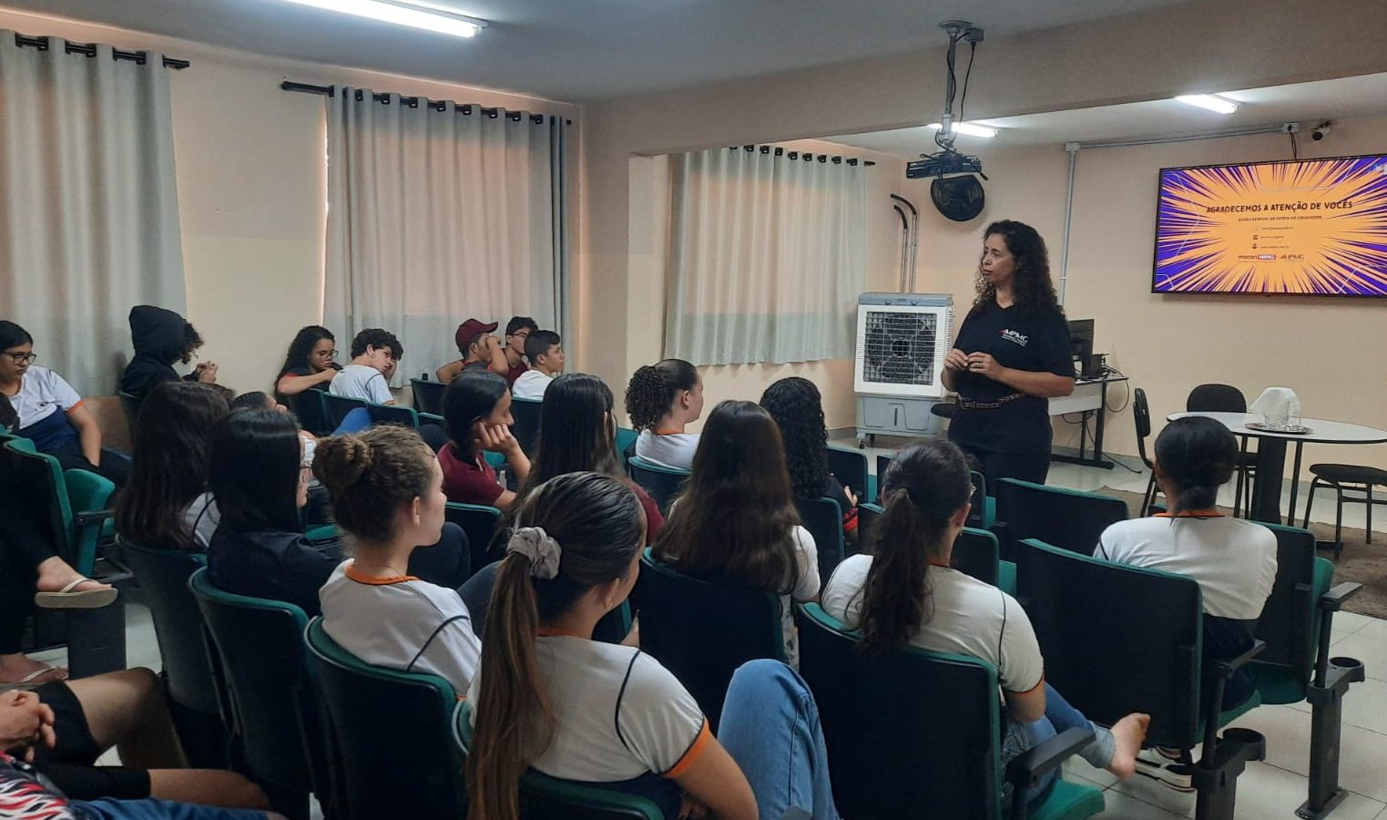 De volta à escola onde estudou, servidora do Procon-MPMG conversa com jovens sobre consumo consciente | Portal — Imagem: MPMG