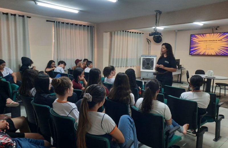 De volta à escola onde estudou, servidora do Procon-MPMG conversa com jovens sobre consumo consciente | Portal