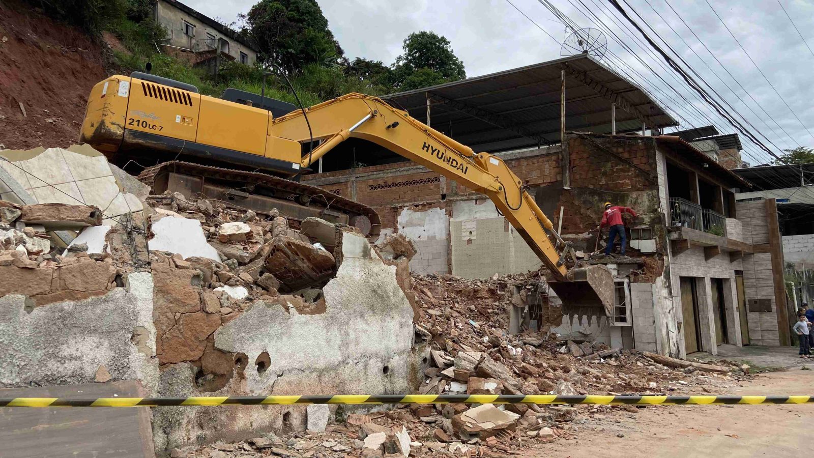 Defesa Civil conclui demolição de 17 imóveis nesta semana — Imagem: Prefeitura de Juiz de Fora