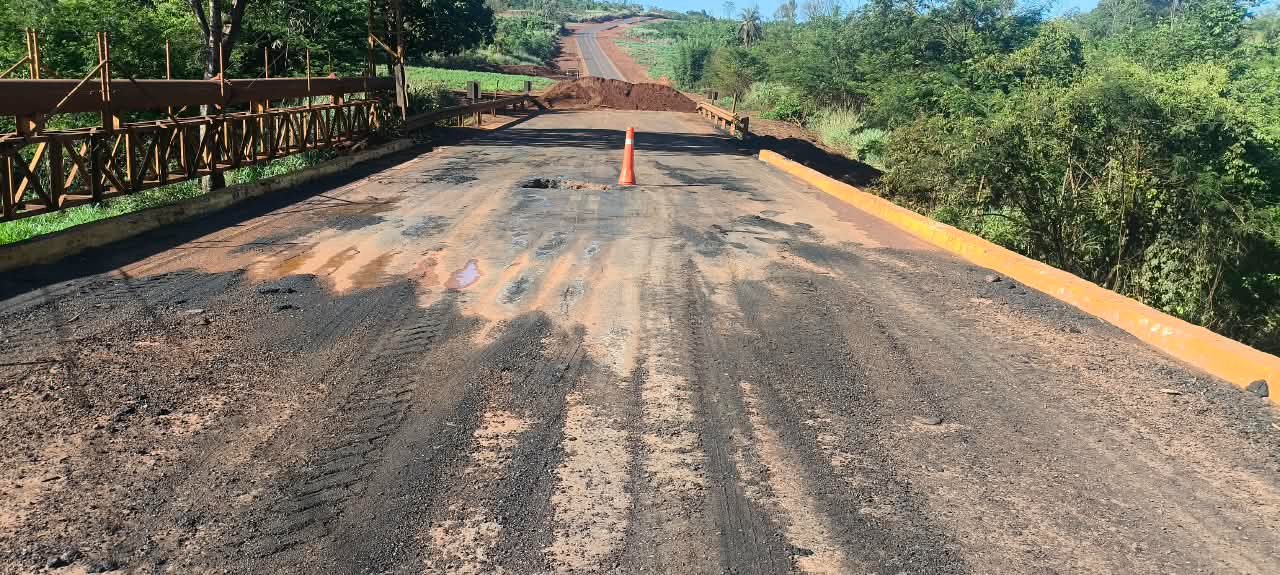 DER-MG interdita preventivamente ponte na AMG-2560, no município de Delta — Imagem: Agencia Minas
