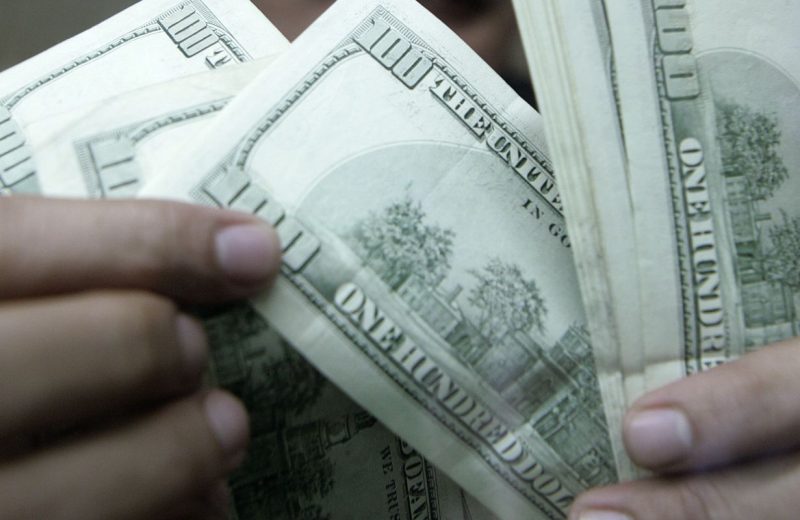Dólar cai a R$ 4,98 e acumula perda de 4,44% na semana